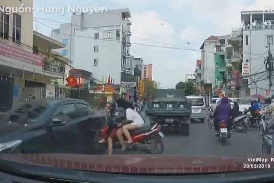Thanh niên lái xe máy chở 2 cô gái qua đường ẩu và cái kết đắng