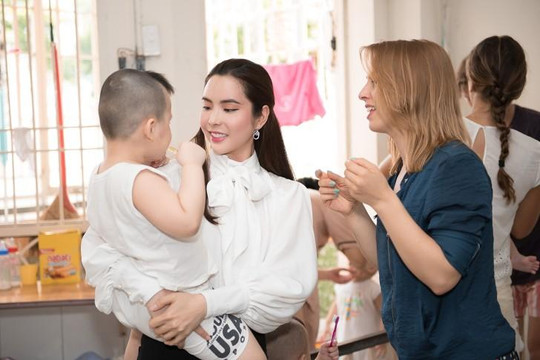 Hoa hậu Huỳnh Vy đón ngày Quốc tế thiếu nhi cùng trẻ em mồ côi 