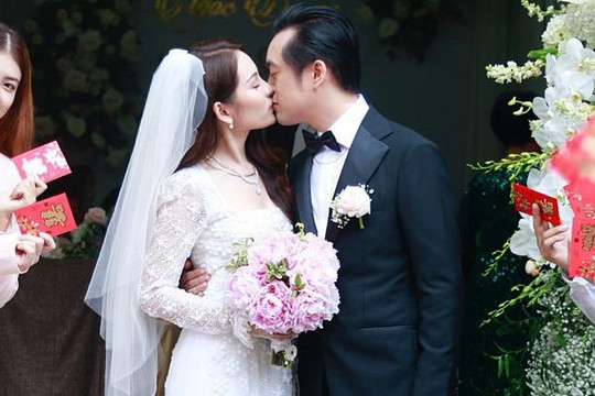 Dương Khắc Linh âu yếm hôn Sara Lưu trong hôn lễ 