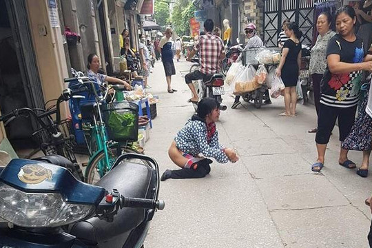 Bị phát hiện trộm thuốc lá, nữ quái ở Hà Nội tụt quần quỳ lạy xin tha