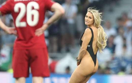 Người mẫu mặc hở hang vào sân làm loạn chung kết Champions League lập kỷ lục thế giới