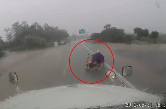 Clip cô gái lao thẳng xe máy vào đầu container giữa trời mưa