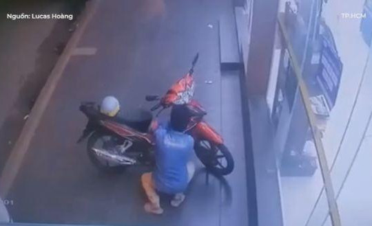 Clip trộm bẻ khóa 'cuỗm' xe máy trong 30 giây ở Sài Gòn