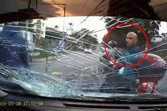 Bị bấm còi khi đi xe máy, gã côn đồ dùng mũ bảo hiểm đập vỡ kính ô tô 