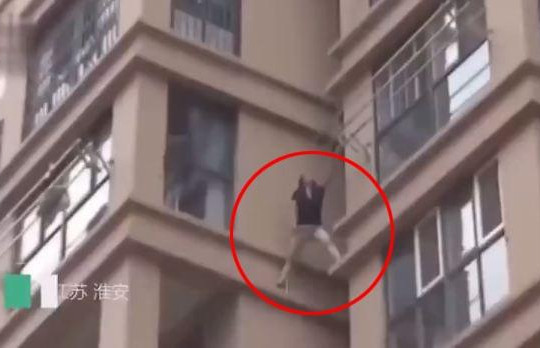 Bị bạn trai đuổi đánh, cô gái trèo qua cửa sổ tầng 6 để chạy trốn
