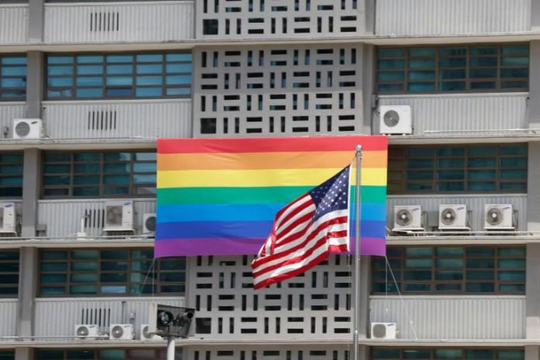 Ngoại trưởng Mỹ xác nhận cấm các đại sứ quán treo cờ cầu vồng 