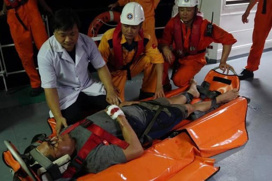 Cứu thuyền viên người nước ngoài bị tai nạn trên biển