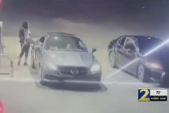 Cô gái nhanh trí ngăn tên cướp lấy xe Mercedes-Benz tại cây xăng