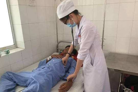 Nam thanh niên bị sốt xuất huyết Dengue, ói ra máu nguy kịch