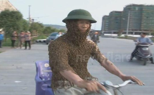 Kinh hãi người đàn ông để 50.000 con ong bu kín người rồi đạp xe đi dạo