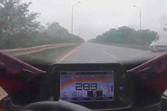 Rùng mình cảnh xe mô tô phóng gần 300km/h trên đại lộ Thăng Long