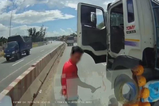 Tài xế xe ben hùng hổ cầm cờ lê đập vỡ kính xe tải vì bị vượt đầu