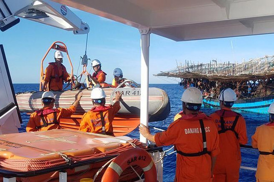 Cứu ngư dân bị tai biến mạch máu não trên biển Quảng Ngãi