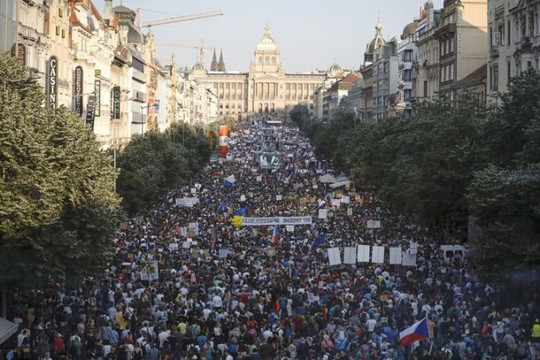  400.000 người ký đơn đòi Thủ tướng Séc từ chức