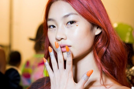 Người mẫu Hàn Quốc tóc đỏ gây ấn tượng 4 tuần lễ thời trang lớn