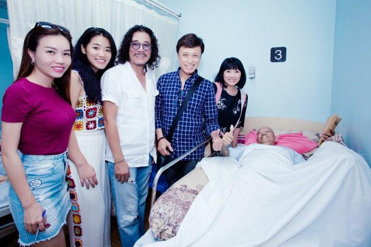 Danh ca Tuấn Ngọc cùng vợ chồng Cẩm Vân tặng 500 triệu cho nghệ sĩ Xuân Hiếu điều trị bệnh ung thư 