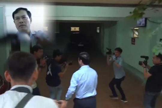 Clip Nguyễn Hữu Linh chạy vào toilet vì bị phóng viên vây chụp ảnh