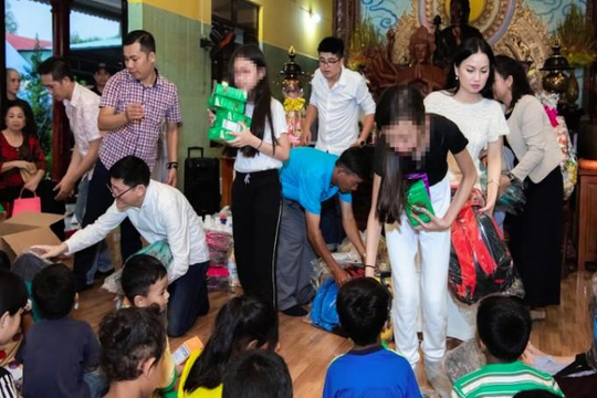 Ca sĩ Hà Phương dắt 2 con gái nhỏ từ Mỹ về Việt Nam làm từ thiện