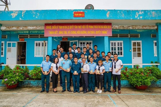 Sách quý đến với cán bộ, chiến sĩ, thanh niên và học sinh huyện Côn Đảo