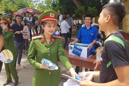 Danh tính nữ thiếu úy công an đẹp hút hồn phát nước cho thí sinh ở Nghệ An