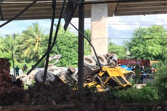 Bến Tre: Hai xe va chạm mạnh trên cầu Hàm Luông, 1 người chết