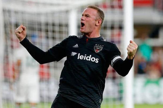 Clip Rooney gây sốc khi ghi bàn từ phần sân nhà khiến khán giả phấn khích 