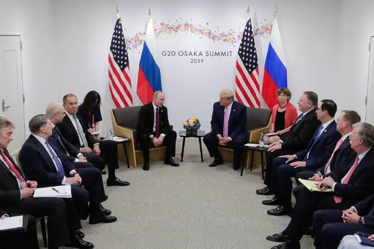 Ông Trump đùa với Tổng thống Putin: Đừng có can thiệp bầu cử Mỹ