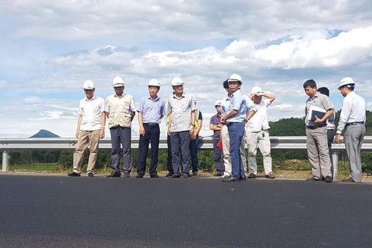 Kiểm tra việc khắc phục vết hằn lún đường cao tốc Đà Nẵng-Quảng Ngãi