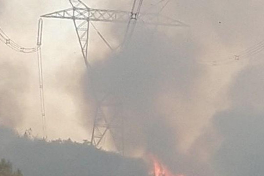 Cháy rừng khắp miền Trung, điện lưới quốc gia bị uy hiếp
