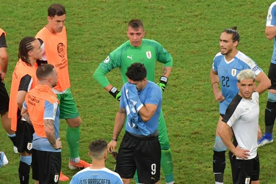 Luis Suarez khóc nức nở vì đá hỏng penalty khiến Uruguay chia tay Copa  America 