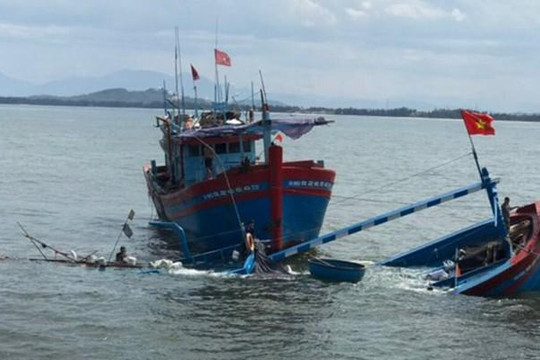Quảng Ngãi: Tàu cá bị chìm trên đường ra khơi