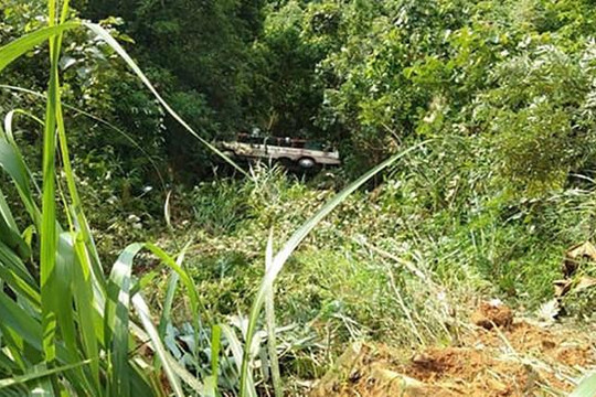 Quảng Ninh: Xe chở 20 du khách lao xuống vực, 2 người chết