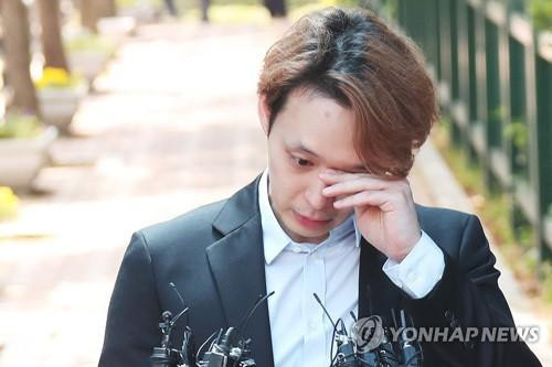 Park Yoochun khóc khi được ra tù, hưởng án treo vì bê bối ma túy