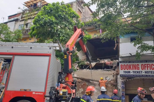 Hà Nội: Ngôi nhà 2 tầng trên phố Hàng Bông đổ sập