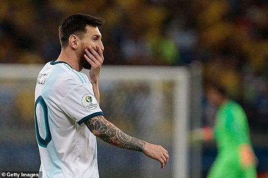 Messi ôm mặt, đau đớn rời Copa America 2019