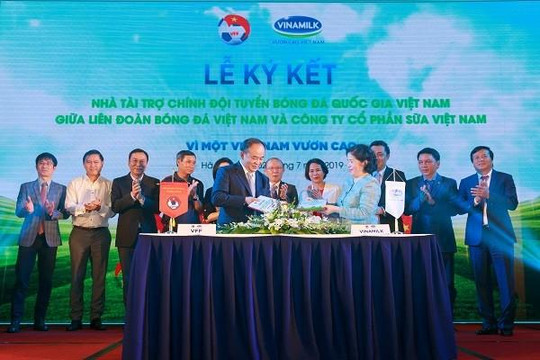 Vinamilk tài trợ chính cho các đội tuyển bóng đá quốc gia vì một Việt Nam vươn cao