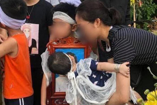 Nghẹn ngào cảnh cậu bé hôn di ảnh mẹ qua đời trước khi sinh mổ lần 4 ở Hà Nội