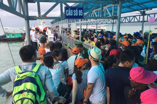 Hơn một ngàn du khách 'mắc kẹt' trên đảo Cô Tô, Quảng Ninh