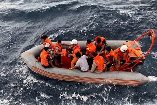 Thủ tướng yêu cầu bằng mọi biện pháp tìm cứu 9 ngư dân mất tích trên biển