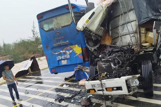 Quảng Bình: Xe khách va xe tải, nhiều người bị thương