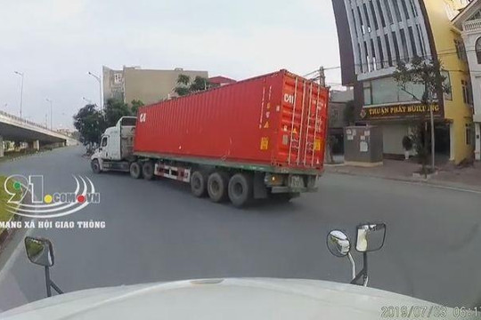 Vào cua tốc độ cao, tài xế container khiến xe lật ngang ra đường