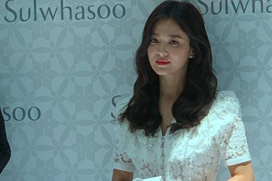 Song Hye Kyo buồn bã, gượng cười lần đầu xuất hiện sau vụ ly hôn ngàn tỉ 