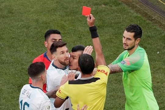 Lộ mảnh giấy của trọng tài kết tội thẻ đỏ với Messi