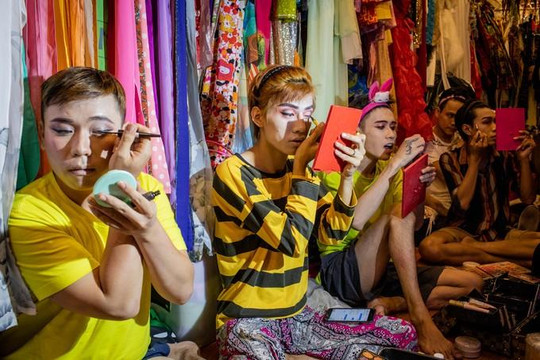 Những diễn viên chuyển giới ở hậu trường gánh lô tô Sài Gòn
