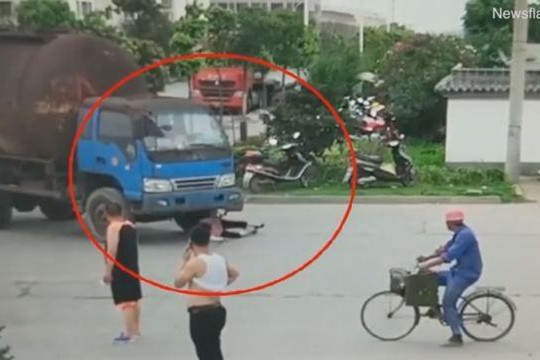 Người phụ nữ vác xe đạp nằm lăn trước bánh xe tải nhằm 'ăn vạ'
