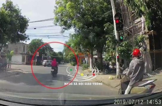 Chạy xe máy vượt đèn đỏ, nữ 'ninja' bị ô tô tông văng lên nắp capo