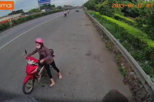 Người phụ nữ dắt xe máy ngược chiều trên quốc lộ và cái kết bẽ bàng