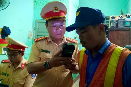Đà Nẵng: CSGT đột xuất đo nồng độ cồn nhân viên ga đường sắt