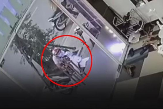 Thanh niên bịt mặt trộm xe máy nhanh như chớp giữa phố đông người