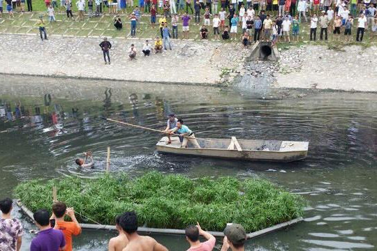 Thực hư clip cảnh sát chèo thuyền bắt kẻ trộm bơi dưới sông Tô Lịch trốn đám đông